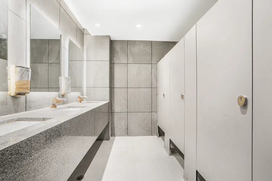 Sanitarios de espacio comercial adecuado